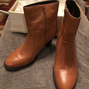 Bloomingdale’s Aimee Dark Tan Short Leather Boots Size 8-1/2 M